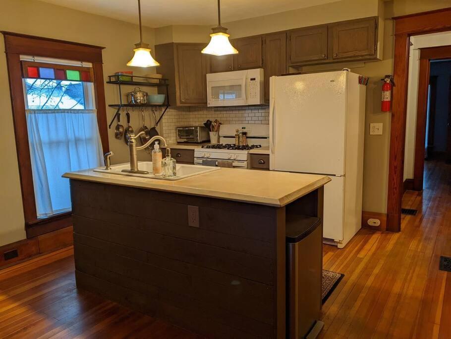 Large Bakery Apartment - Central Downtown Location Fredonia Exterior photo